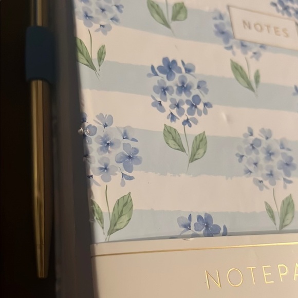 Floral Notepad with Pen 150 sheets blue and white hydrangeas - Picture 8 of 16